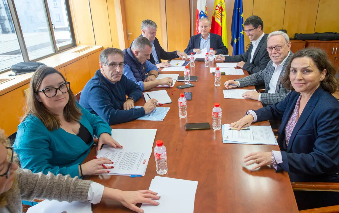 El consejero de Industria, Empleo, Innovaci&oacute;n y Comercio, Eduardo Arasti, y el consejero de Econom&iacute;a, Hacienda, Financiaci&oacute;n Auton&oacute;mica y Fondos Europeos, Luis &Aacute;ngel Ag&uuml;eros, participan en la reuni&oacute;n de la Comisi&oacute;n Permanente del Di&aacute;logo Social. 
NR
30 OCT 24