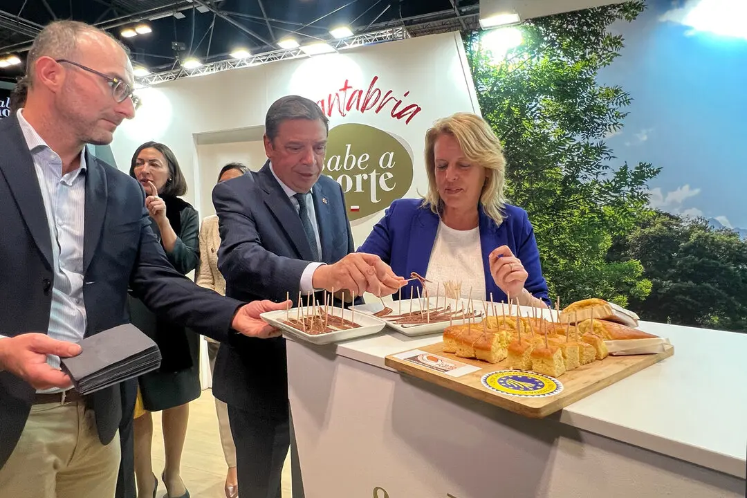 11:00 horas. IFEMA, Madrid
La consejera de Desarrollo Rural, Ganader&iacute;a, Pesca y Alimentaci&oacute;n, Mar&iacute;a Jes&uacute;s
Susinos, asiste al 38 Sal&oacute;n Gourmets 2025. 7 ABRIL 25 &copy; Oficina de comunicaci&oacute;n
