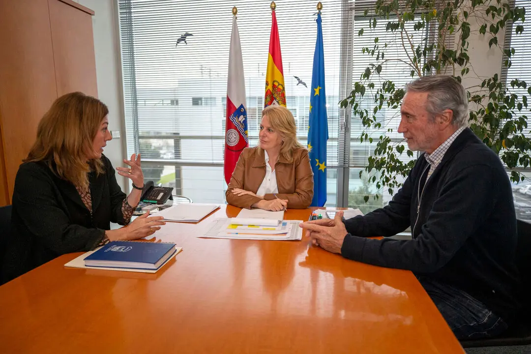 9:30 horas. Despacho de la consejera
La consejera de Desarrollo Rural, Ganader&iacute;a, Pesca y Alimentaci&oacute;n, Mar&iacute;a Jes&uacute;s
Susinos, se re&uacute;ne con la alcaldesa de Polanco, Rosa D&iacute;az.9 ABRIL 25 &copy; Miguel De la Parra