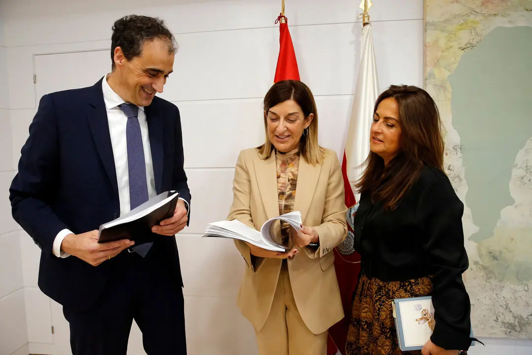 La presidenta de Cantabria, Mar&iacute;a Jos&eacute; S&aacute;enz de Buruaga, recibe al alcalde de Alfoz de Lloredo, Enrique Bretones.
14 abr 25