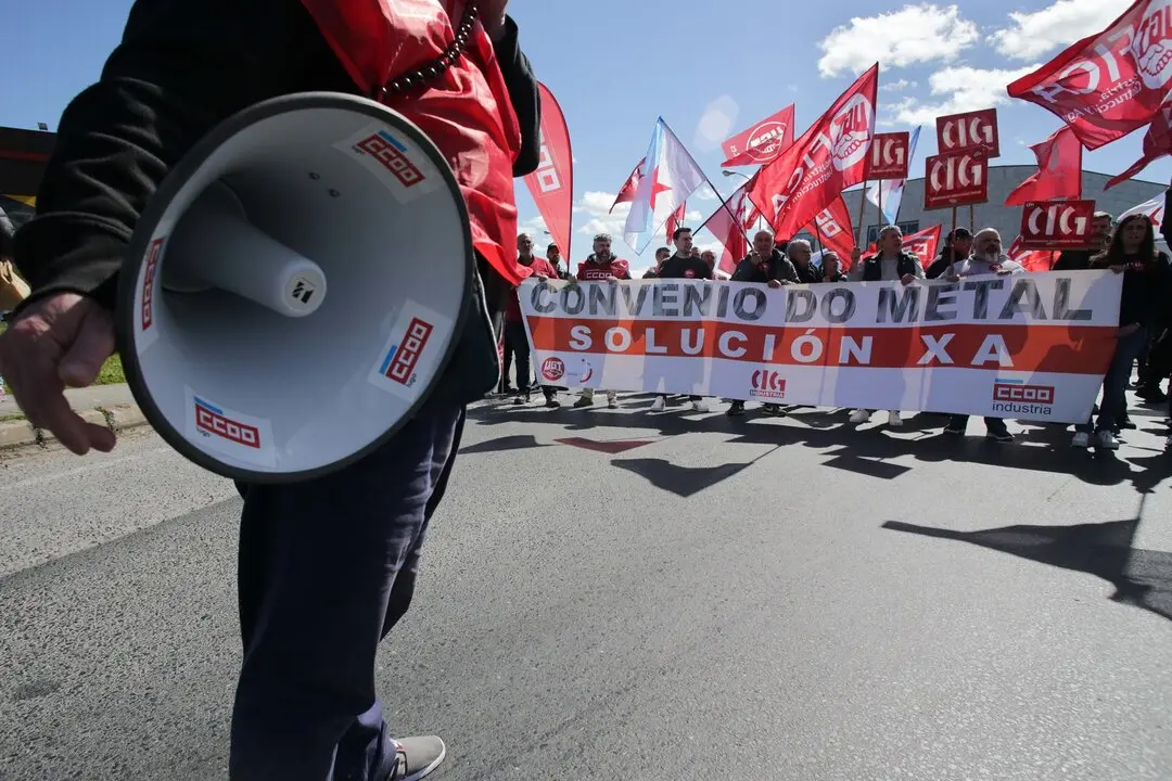 Lugo. Manifestaci&oacute;n por la renovaci&oacute;n del convenio del metal de la Provincia de Lugo. M&aacute;s de 150 delegados sindicales pertenecientes a los sindicatos CCOO, UGT y CIG han cortado las v&aacute;is en el Pol&iacute;gono lucense de O CEAO exigiendo la negociaci&oacute;n y renovaci&oacute;n del convenio de su sector.