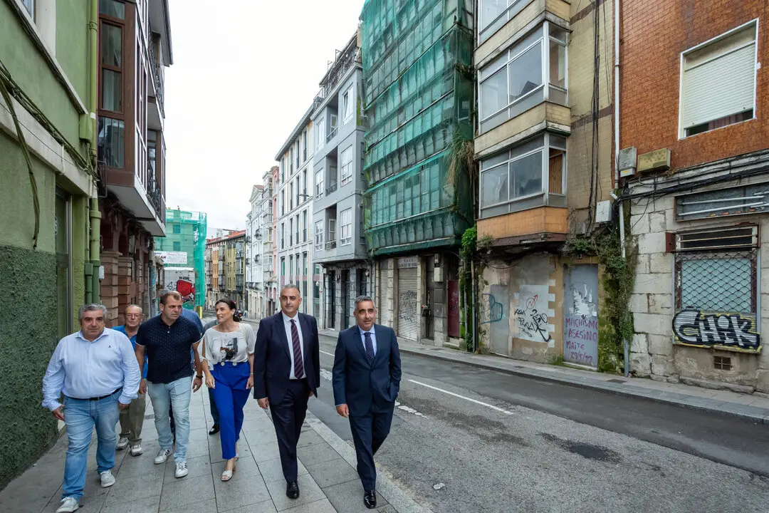 11:00 horas. Calle de Atilano Rodr&iacute;guez. Santander
https://maps.apple.com/?ll=43.460406,-3.811340&q=Chincheta&t=m 

El consejero de Fomento, Ordenaci&oacute;n del Territorio y Medio Ambiente, Roberto Media, visita, junto a la alcaldesa de Santander, Gema Igual, el Cabildo de Arriba.
