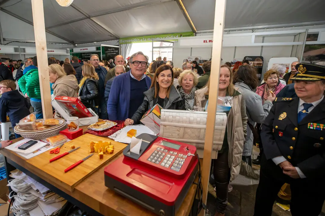 11:45 horas. Plaza del Doctor Madrazo, Vega de Pas
La presidenta de Cantabria, Mar&iacute;a Jos&eacute; S&aacute;enz de Buruaga, visita la Feria del Sobao y la Quesada Pasiega. 28 MARZO 2024 &copy; Miguel De la Parra