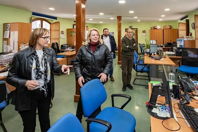 13:30 horas. Cl. San Salvador, 2. Nestares

La consejera de Desarrollo Rural, Ganader&iacute;a, Pesca y Alimentaci&oacute;n, Mar&iacute;a Jes&uacute;s Susinos, visita la Oficina Comarcal Agraria.