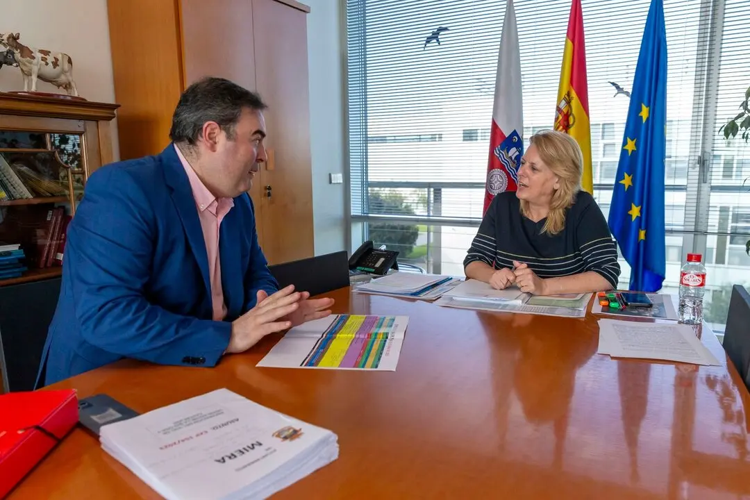 13:00 horas. Despacho de la consejera
La consejera de Desarrollo Rural, Ganader&iacute;a, Pesca y Alimentaci&oacute;n, Mar&iacute;a Jes&uacute;s
Susinos, recibe al alcalde de Sol&oacute;rzano, Santiago Campos 25 ABRIL 25 &copy; Miguel De la Parra