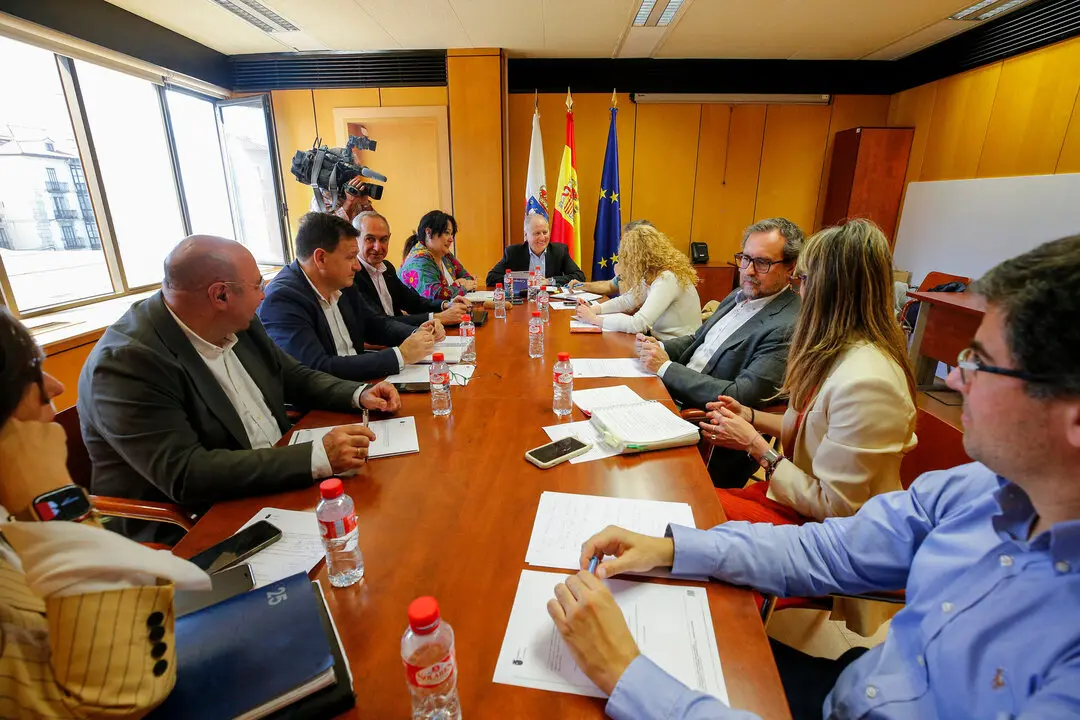 10:00 horas. DG de Trabajo, Edificio Macho. Santander
El consejero de Industria, Empleo, Innovaci&oacute;n y Comercio, Eduardo Arasti, preside la Comisi&oacute;n Sectorial de Empleo y Formaci&oacute;n del Di&aacute;logo Social.

Cobertura de nota y foto


30 ABR 31