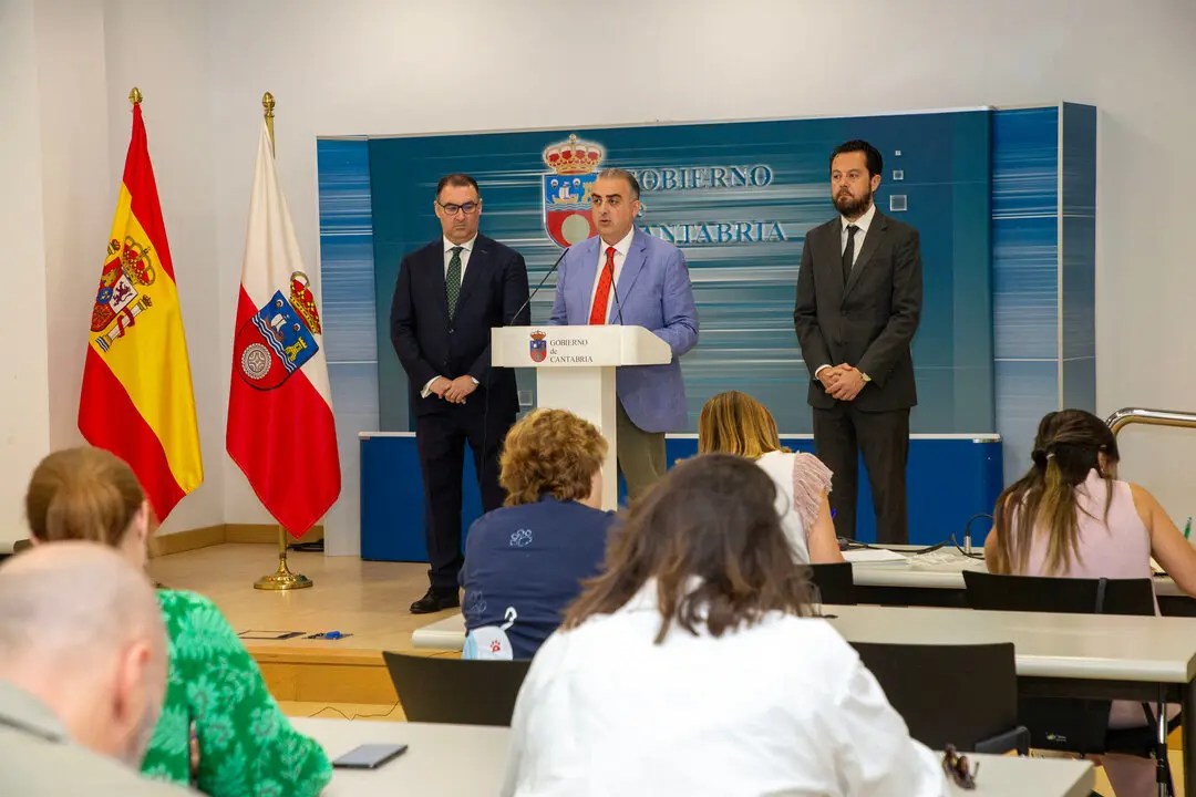El consejero de Fomento, Vivienda, Ordenaci&oacute;n del Territorio y Medio Ambiente, Roberto Media, presenta, en rueda de prensa, la Ley de Control Ambiental
Nacho Romero &copy;
30 abr 25