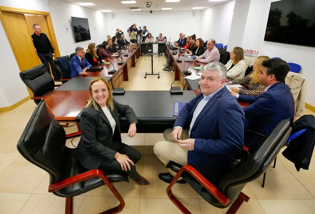 12:00 horas. Sala de reuniones de 1&ordm; planta, Pe&ntilde;aherbosa
Los consejeros de Presidencia, Justicia, Seguridad y Simplificaci&oacute;n Administrativa, Isabel Urrutia, y de Econom&iacute;a, Hacienda, Fondos Europeos y Financiaci&oacute;n Auton&oacute;mica, Luis &Aacute;ngel Ag&uuml;eros, participan a la reuni&oacute;n del Consejo de Seguimiento del Sector P&uacute;blico Institucional.

Los gr&aacute;ficos podr&aacute;n tomar im&aacute;genes y habr&aacute; declaraciones al comienzo de la reuni&oacute;n. Cobertura de nota y foto


6 may 25