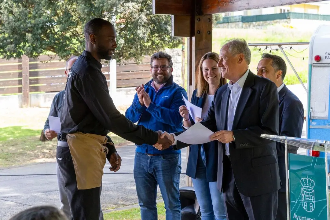 El consejero de Industria, Empleo, Innovaci&oacute;n y Comercio, Eduardo Arasti, clausura
las &lsquo;Escuelas de Talento Joven&rsquo; de Pi&eacute;lagos. 7 mayo 25 &copy; Miguel De la Parra