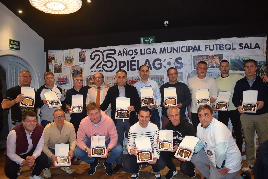 HOMENAJE 25 ANIVERSARIO LIGA MUNICIPAL F&Uacute;TBOL SALA PI&Eacute;LAGOS (22) - homenaje jugadores y delegados veteranos 