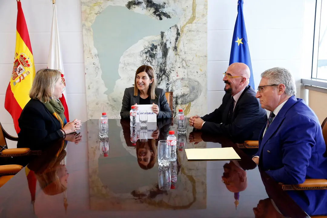 La presidenta del Gobierno de Cantabria, Mar&iacute;a Jos&eacute; S&aacute;enz de Buruaga, se re&uacute;ne con la Asociaci&oacute;n Espa&ntilde;ola Contra el C&aacute;ncer.13 may 25