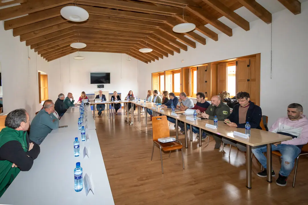 11:00 horas. Casa de Cultura de La G&aacute;ndara
https://maps.app.goo.gl/HyDiUf8Nirq8Fm286
La consejera de Desarrollo Rural, Ganader&iacute;a, Pesca y Alimentaci&oacute;n, Mar&iacute;a Jes&uacute;s Susinos, preside la reuni&oacute;n del Patronato del Parque Natural de los Collados del As&oacute;n.