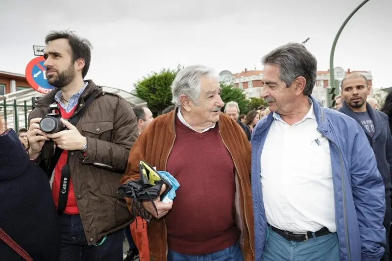 10:00 Sal&oacute;n de Actos del IES El Alisal, Santander. El presidente de Cantabria, Miguel &Aacute;ngel Revilla, y el expresidente de Uruguay, Jos&eacute; Mujica, mantienen un encuentro con alumnos de Bachillerato y Ciclos Superiores de este centro. 11 de noviembre de 2016 &copy; Ra&uacute;l Lucio