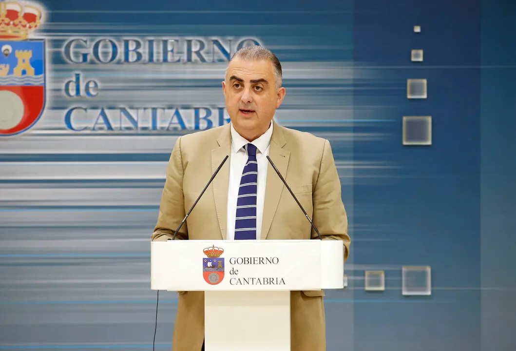 El consejero de Fomento, Vivienda, Ordenaci&oacute;n del Territorio y Medio Ambiente, Roberto Media, presenta, en rueda de prensa, novedades en el transporte regional
16 MAY 25