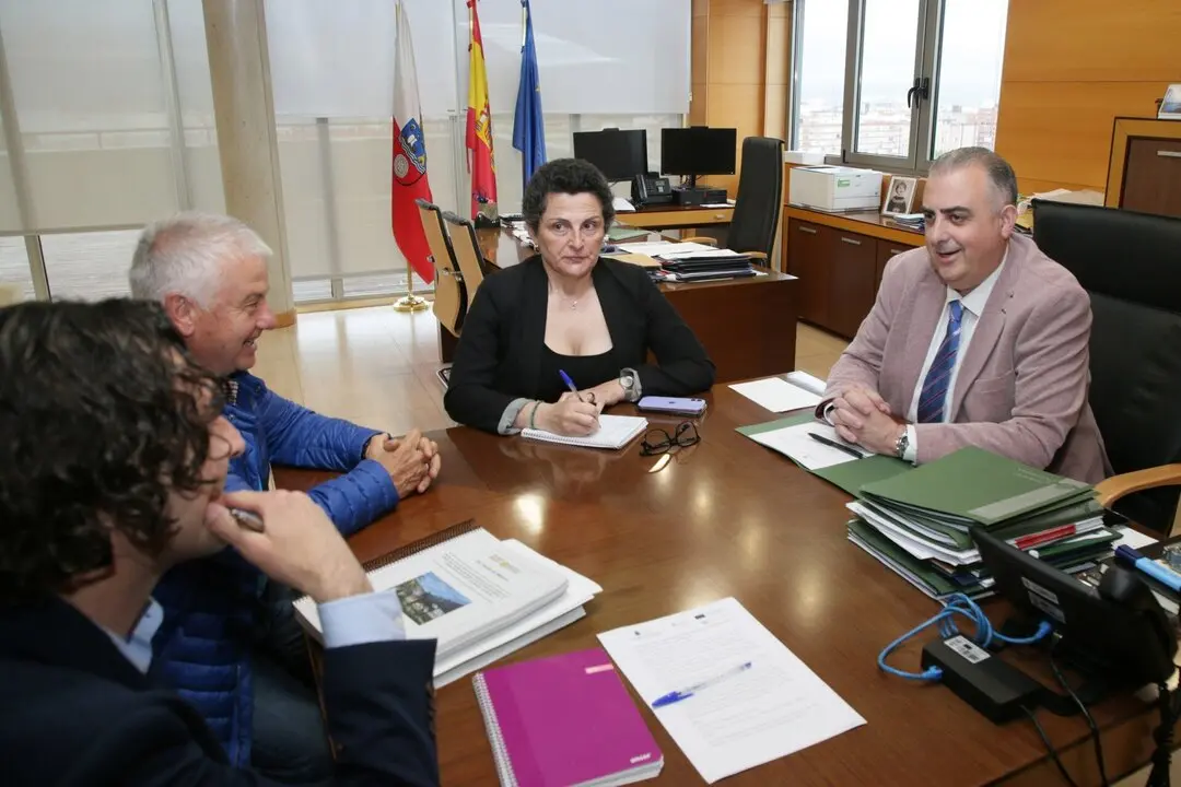 El consejero de Fomento, Vivienda, Ordenaci&oacute;n del Territorio y Medio Ambiente, Roberto Media, se re&uacute;ne con los alcaldes de El Astillero y Villaescusa. 
nr
19 may 25