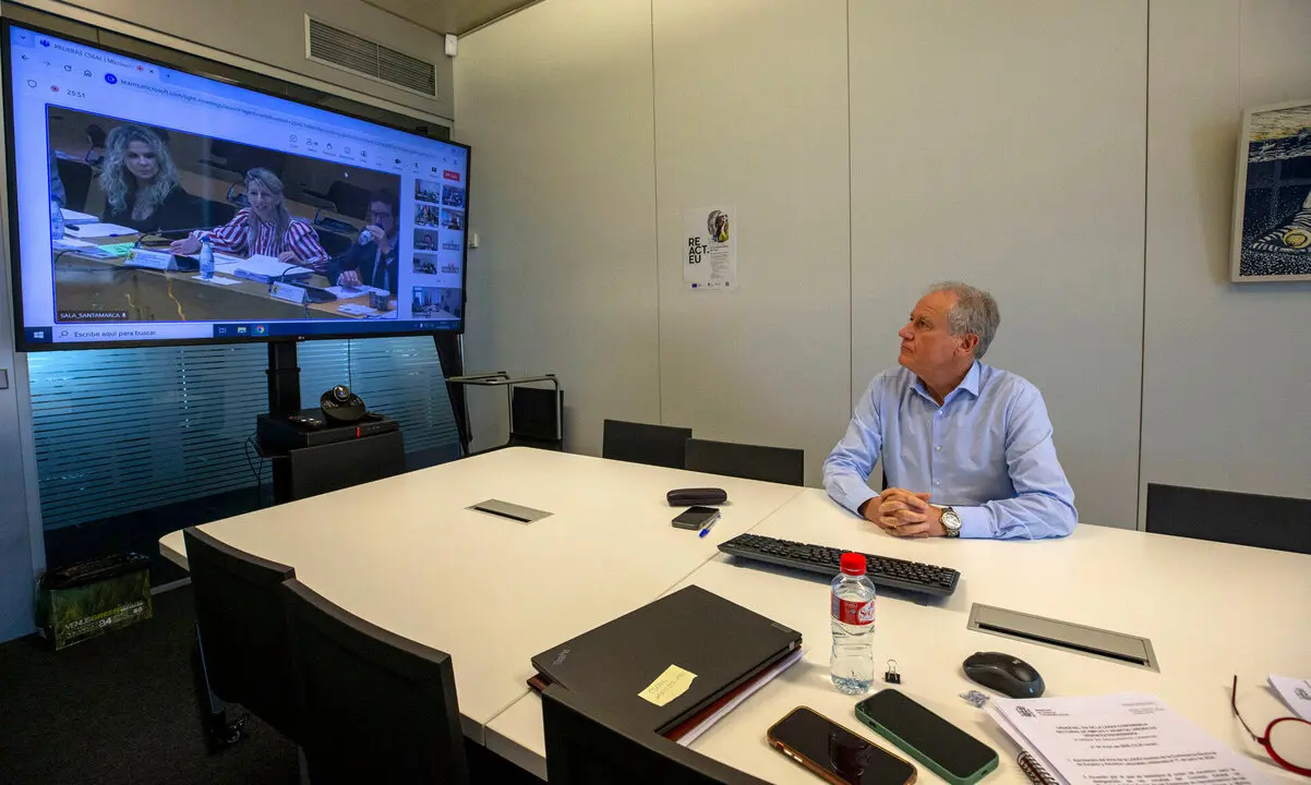 13:00 horas. Sala de reuniones de la Consejer&iacute;a, 5a planta
El consejero de Industria, Empleo, Innovaci&oacute;n y Comercio, Eduardo Arasti, participa por videoconferencia en la Conferencia Sectorial de Empleo y Asuntos Laborales. 21 mayo 25 &copy; Miguel De la Parra