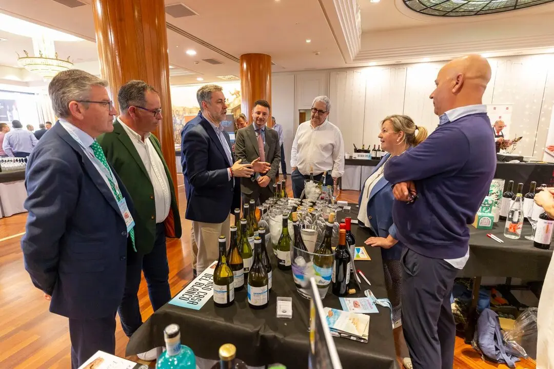 12:00 horas. Hotel Bah&iacute;a, Santander
El consejero de Cultura, Turismo y Deporte, Luis Mart&iacute;nez Abad, visita la XXI Feria Cantabria Vinos 2025.
22 MYO 25 &copy; Miguel De la Parra