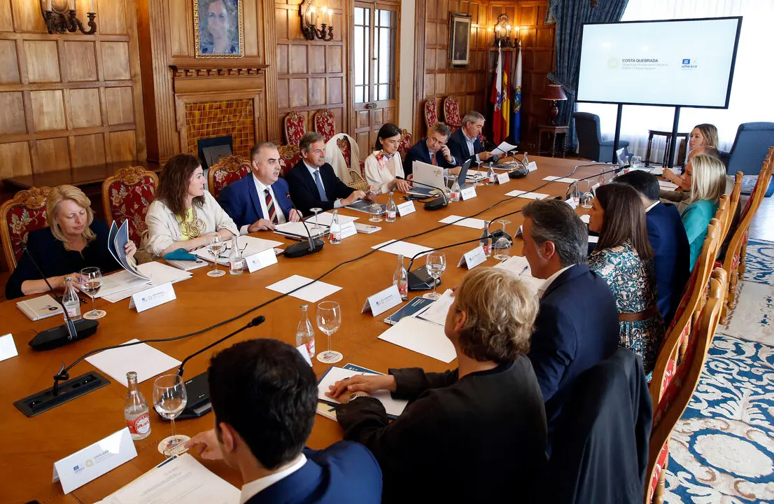 Los consejeros de Fomento, Vivienda, Ordenaci&oacute;n del Territorio y Medio Ambiente, Roberto Media, de Educaci&oacute;n, Formaci&oacute;n Profesional y Universidades, Sergio Silva, de Desarrollo Rural, Ganader&iacute;a, Pesca y Alimentaci&oacute;n, Mar&iacute;a Jes&uacute;s Susinos y de Cultura, Turismo y Deporte, Luis Mart&iacute;nez Abad, asisten a la reuni&oacute;n del Comit&eacute; de Gobernanza del Geoparque Costa Quebrada.  23 may 25