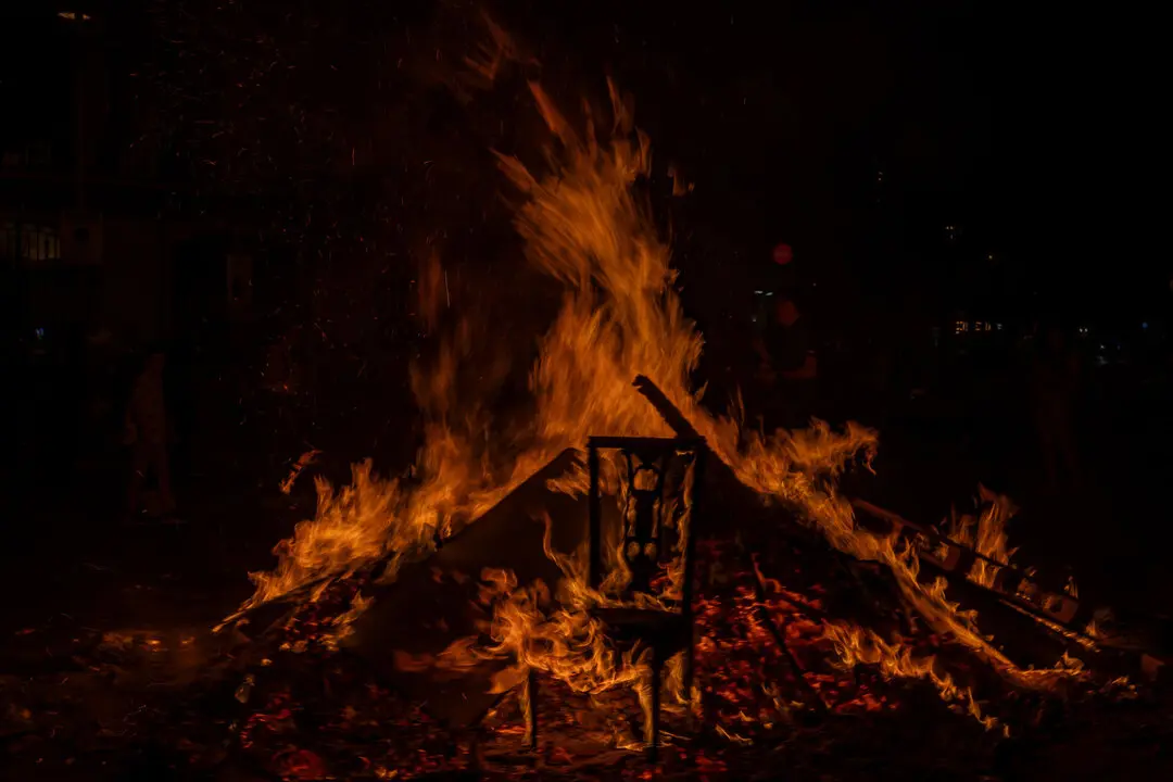 Una silla ardiendo en la hoguera del barrio de Sant Antoni durante la noche de San Juan, a 23 de junio de 2023, en Barcelona, Catalunya (Espa&ntilde;a). La ciudad de Barcelona conmemora esta celebraci&oacute;n principalmente en sus playas, junto al Mediterr&aacute;neo. La noche de San Juan es la m&aacute;s corta del a&ntilde;o. Se trata de una de las fiestas populares m&aacute;s arraigadas en los Pa&iuml;sos Catalans, donde se inicia con el recibimiento de la Flama del Canig&oacute;.