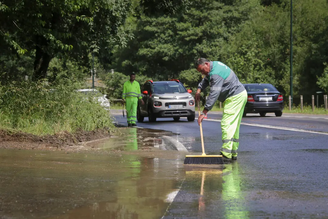 Lugo. Trabajadores limpian los desperfectos causados en la jornada de ayer por las lluvias torrenciales ca&iacute;das sobre la ciudad de Lugo. M&aacute;s de 30 litros en una hora provocaron un corrimiento de tierras en el Parque das Fonti&ntilde;as y la inundaci&oacute;n del HULA entre otros espacios. En la imagen, limpieza de corrimientos de tierras en el Parque do R&iacute;o Rato, en la ma&ntilde;ana del lunes 5 de Junio