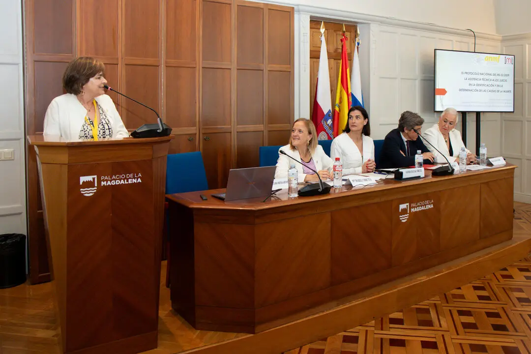 09:00 horas. Biblioteca del Palacio de La Magdalena
La consejera de Presidencia, Justicia, Seguridad y Simplificaci&oacute;n Administrativa, Isabel Urrutia, inaugura las XXIX Jornadas Cient&iacute;ficas de ANMF (Asociaci&oacute;n Nacional de M&eacute;dicos Forenses).