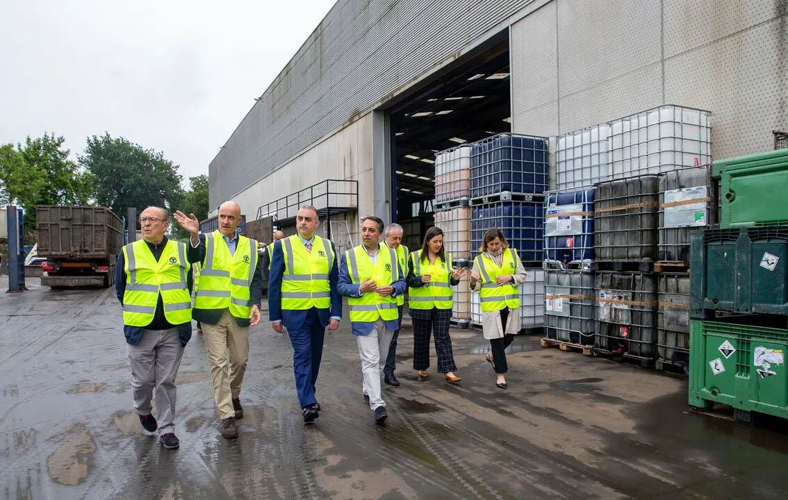 El consejero de Fomento, Vivienda, Ordenaci&oacute;n del Territorio y Medio Ambiente, Roberto Media, visita la empresa Tirso y asiste a la entrega de la Certificaci&oacute;n Gestor Residuos 0. 
3 jun 25