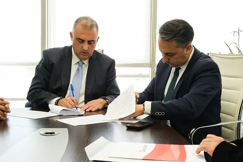 11:30 horas. Despacho del consejero. El consejero de Fomento, Vivienda, Ordenaci&oacute;n del Territorio y Medio Ambiente, Roberto Media, firma un convenio de colaboraci&oacute;n con el Ayuntamiento de Pi&eacute;lagos. 13 de sept. de 24 &copy; Ra&uacute;l Lucio