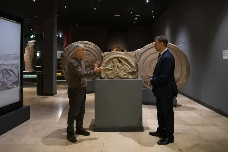 10:30 horas. MUPAC. Foto del consejero de Cultura, Turismo y Deporte, Luis Mart&iacute;nez Abad, en el MUPAC, con Roberto Onta&ntilde;&oacute;n, su director. 25 de octubre de 2024 &copy; Ra&uacute;l Lucio