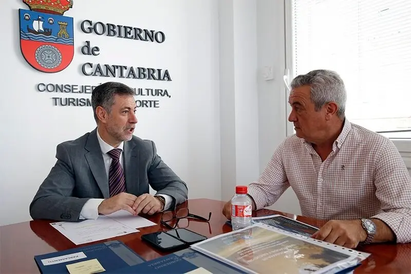 El consejero de Cultura, Turismo y Deporte, Luis Mart&iacute;nez Abad, recibe en su despacho al alcalde de Polaciones, Vicente G&oacute;mez.
13 JUN 25