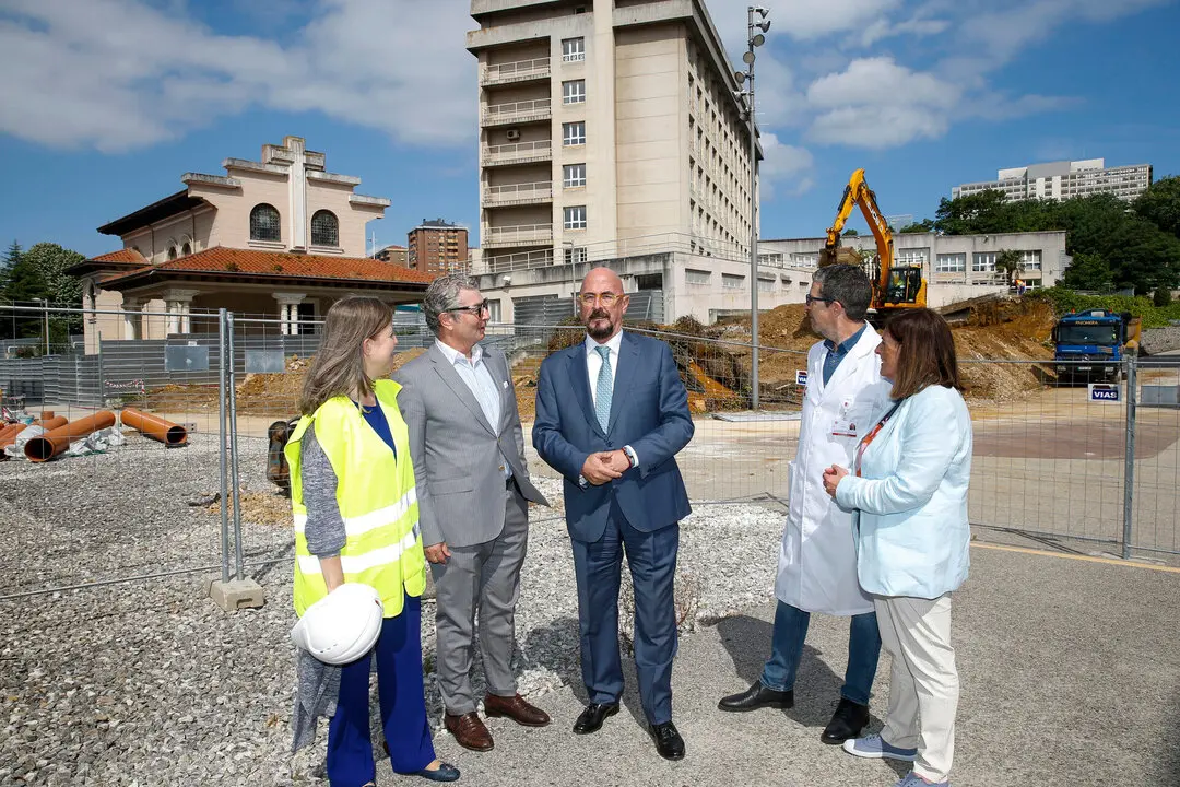 El consejero de Salud, C&eacute;sar Pascual, visitas las obras de la Unidad de Protonterapia de Valdecilla. 
16 JUN 25