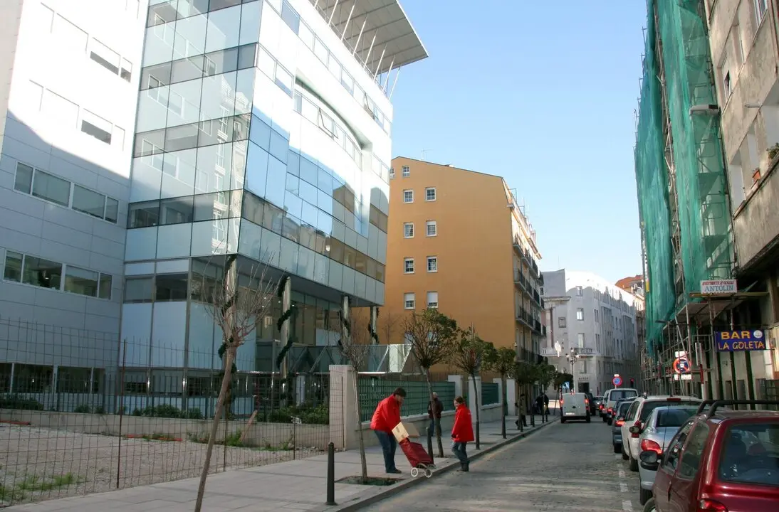 FACHADA NUEVA SEDE GOBIERNO REGIONAL EDIFICIO PE&Ntilde;A HERBOSA
LARA REVILLA &copy;
14 DIC 06