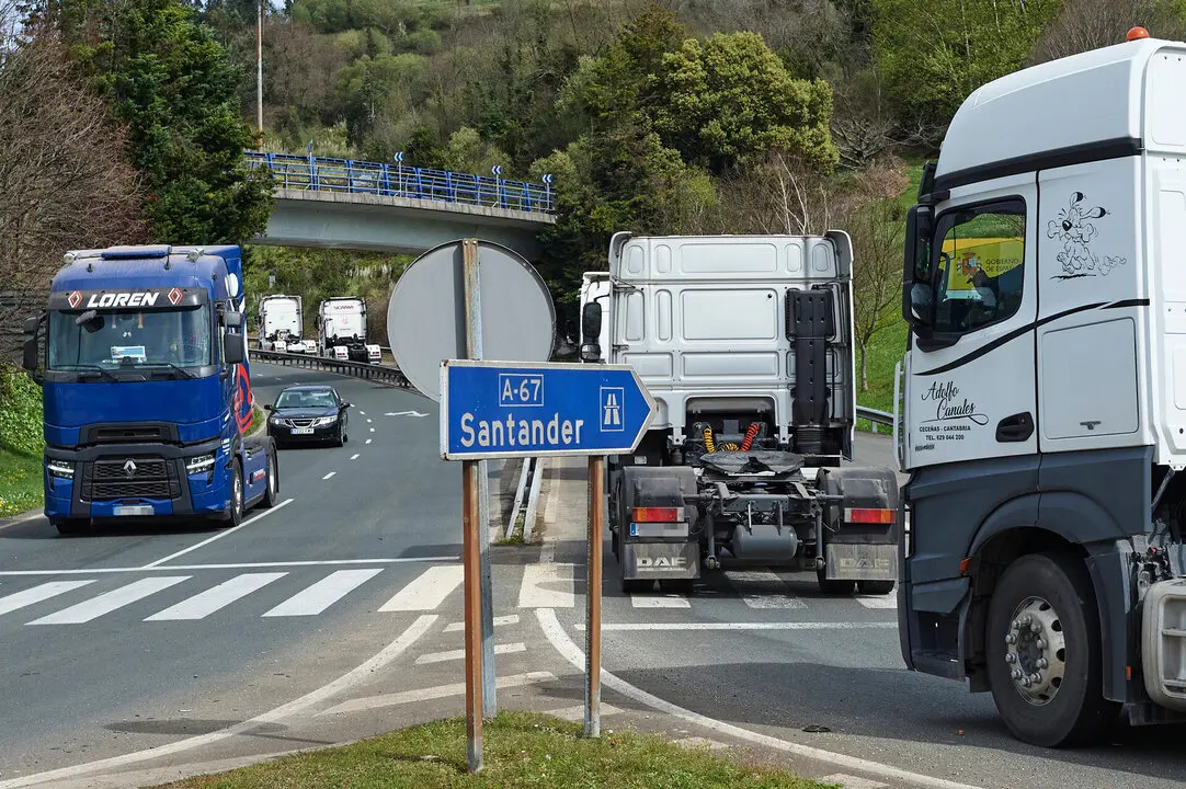 Manifestacion de transportistas, entre Santander y Torrelavega.
21/3/22 Saantander-Torrelavega

FOTOGRAFIA: JUAN MANUEL SERRANO ARCE