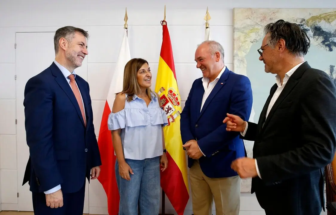 La presidenta de Cantabria, Mar&iacute;a Jos&eacute; S&aacute;enz de Buruaga, recibe al c&oacute;nsul de Polonia, Enrique de Villamor
30 jun 25