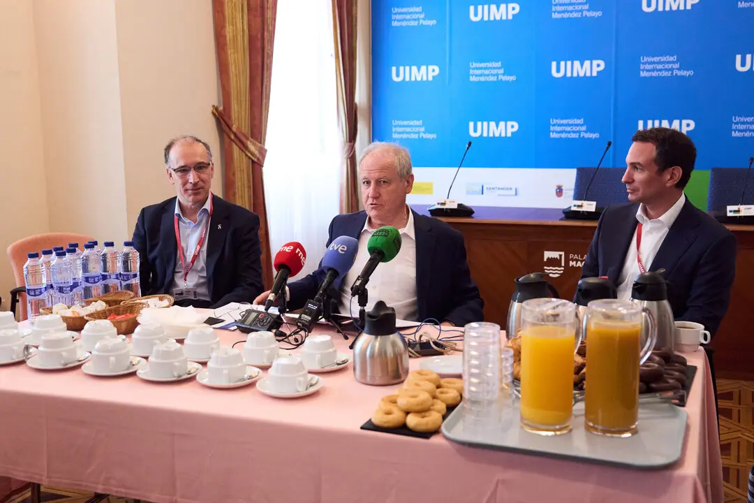 30/6/25  SANTANDER UIMP 
Inteligencia Artificial, Ciberseguridad y Supercomputaci&oacute;n
Desayuno informativo con medios
Eduardo Arasti


FOTO: Juan Manuel Serrano Arce