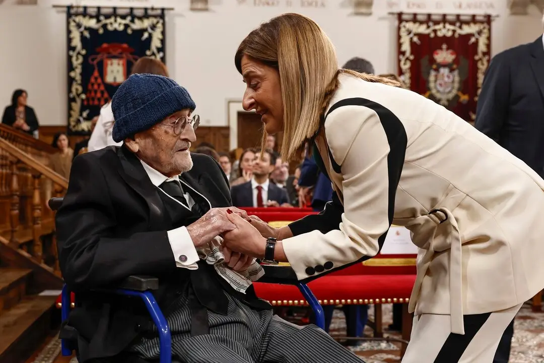 ALCALA DE HENARES (CA MADRID), 23/04/2025.- El escritor &Aacute;lvaro Pombo es saludado por la presidenta de Cantabria, Mar&iacute;a Jos&eacute; S&aacute;enz de Buruaga, momentos antes de recibir el Premio Cervantes 2024, este mi&eacute;rcoles en el paraninfo universitario de Alcal&aacute; de Henares, un acto que ser&aacute; presidido por los reyes de Espa&ntilde;a. EFE/ Ballesteros/POOL