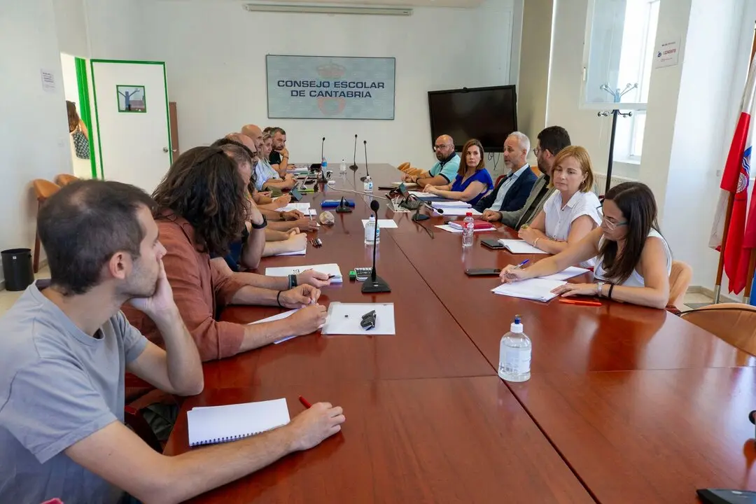 12:00 horas. CEIP Sim&oacute;n Cabarga, Santander
El consejero de Educaci&oacute;n, Formaci&oacute;n Profesional y Universidades, Sergio Silva, acude a la mesa de negociaci&oacute;n con la Junta de Personal Docente. 9 JULIO 25 &copy; Miguel De la Parra