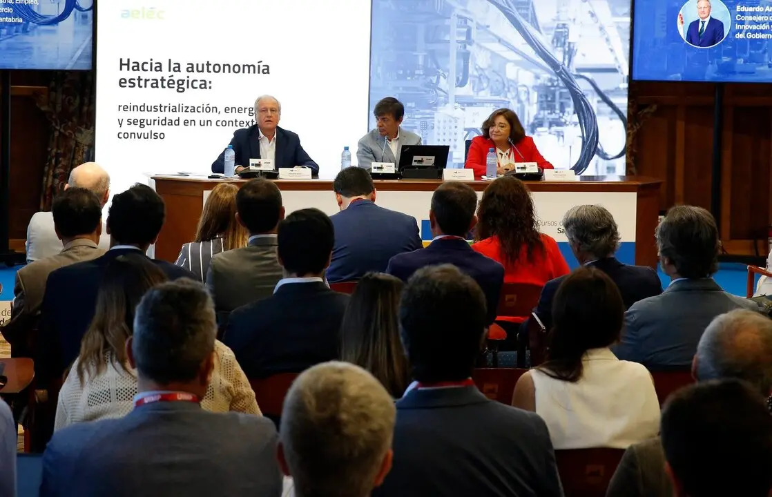 El consejero de Industria, Empleo, Innovaci&oacute;n y Comercio, Eduardo Arasti, asiste a la inauguraci&oacute;n del curso de la UIMP &lsquo;EDP - Jornada hacia la autonom&iacute;a estrat&eacute;gica (AELEC)&rsquo;. 
16 JUL 25