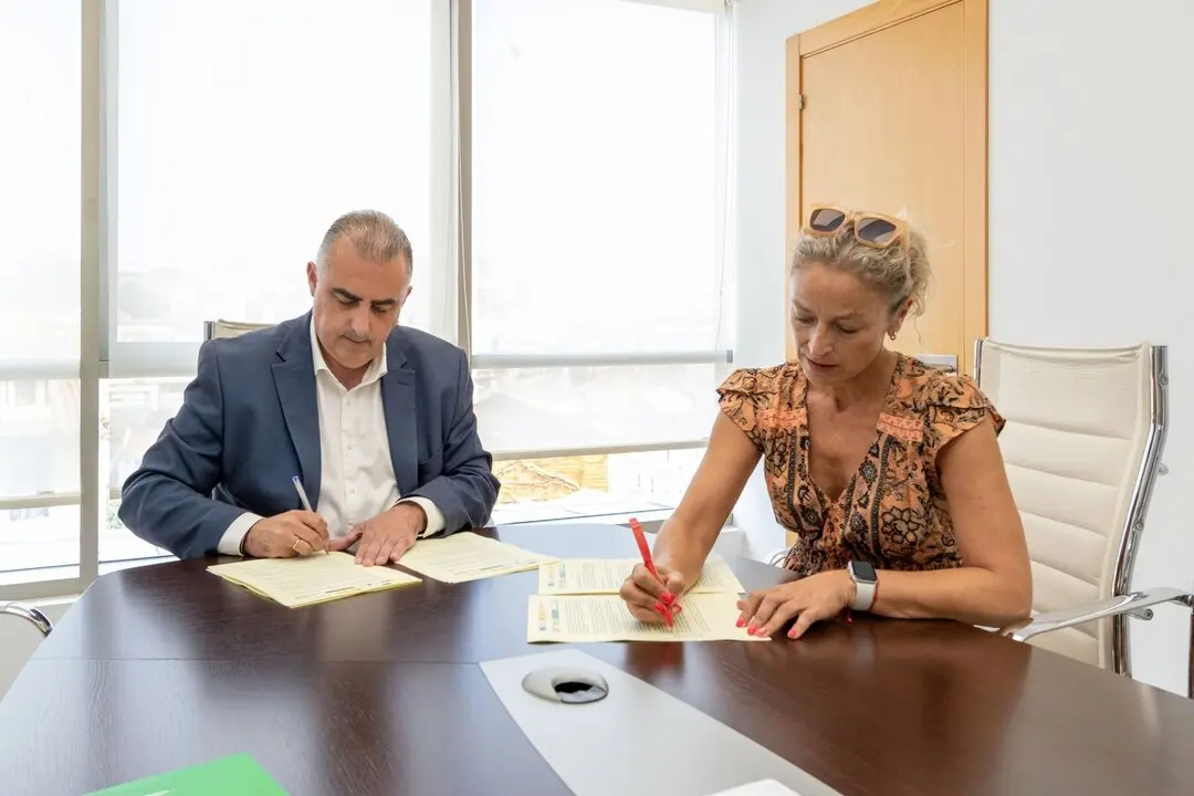 El consejero de Fomento, Vivienda, Ordenaci&oacute;n del Territorio y Medio Ambiente, Roberto Media, firma del convenio de la tarjeta de transporte con el Ayuntamiento de Castro Urdiales. 
@Patricia Pereda