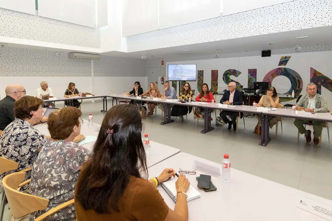 La consejera de Inclusi&oacute;n Social, Juventud, Familias e Igualdad, Bego&ntilde;a G&oacute;mez del R&iacute;o, preside el primer Consejo de Personas Mayores de Cantabria. 
@Patricia Pereda
