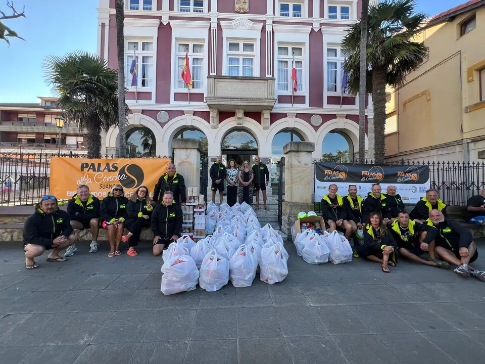 Voluntarios del II Marat&oacute;n de Palas entregaron ayer los alimentos en el Ayuntamiento de Suances.