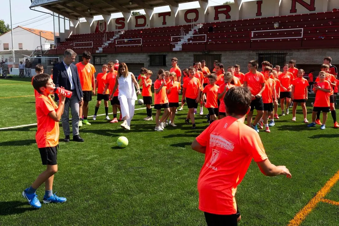 11:30 horas. B&aacute;rcena de Pie de Concha 

La presidenta de Cantabria, Mar&iacute;a Jos&eacute; S&aacute;enz de Buruaga, visita las obras de sustituci&oacute;n de la hierba natural por artificial en el Campo Municipal de f&uacute;tbol de El Alpedre.  
4 AGOSTO 2025 &copy; Miguel De la Parra
