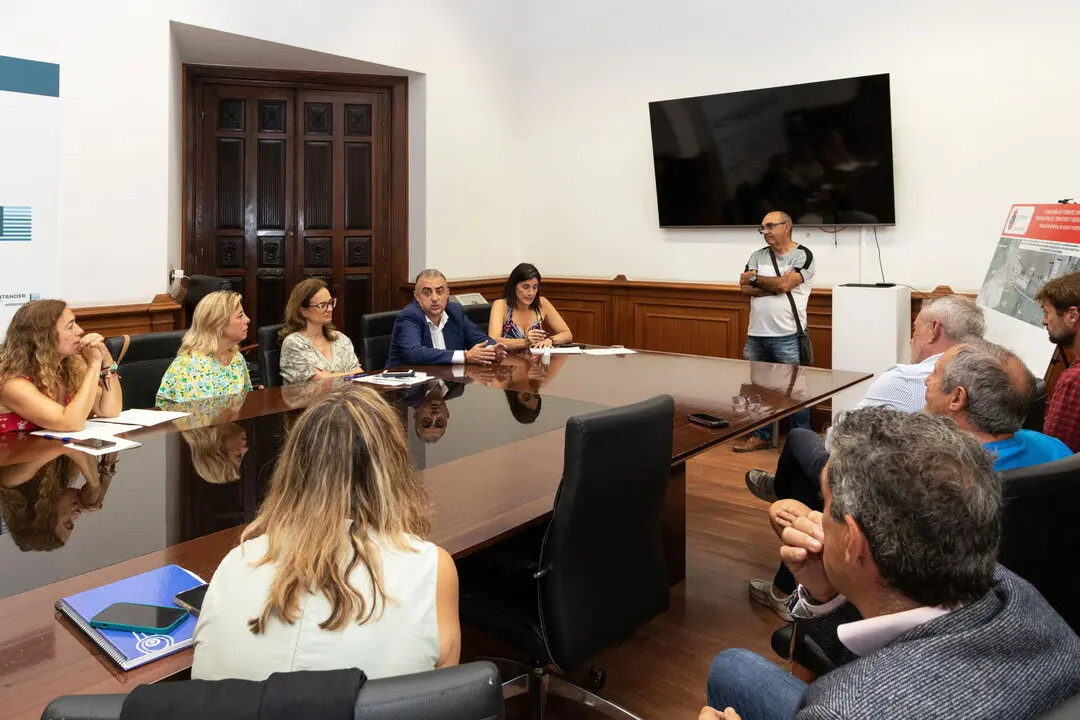 El consejero de Fomento, Vivienda, Ordenaci&oacute;n del Territorio y Medio Ambiente, Roberto Media, presenta el proyecto para evitar inundaciones en el pol&iacute;gono industrial Elegarcu.
@Patricia Pereda