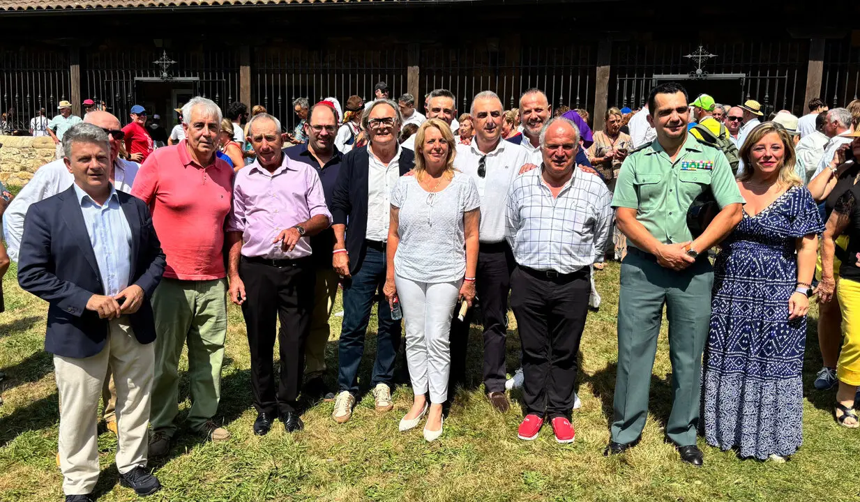 12:00 horas. Selaya
Los consejeros de Fomento, Vivienda, Ordenaci&oacute;n del Territorio y Medio Ambiente, Roberto Media, y de Desarrollo Rural, Ganader&iacute;a, Pesca y Alimentaci&oacute;n, Mar&iacute;a Jes&uacute;s Susinos, asisten a la celebraci&oacute;n de la Virgen de Valvanuz. 15 agosto 25 &copy;&nbsp;Oficina de comunicaci&oacute;n