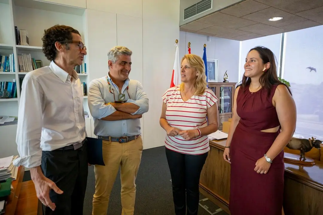 12:30 horas. Despacho de la consejera
La consejera de Desarrollo Rural, Ganader&iacute;a, Pesca y Alimentaci&oacute;n, Mar&iacute;a Jes&uacute;s Susinos, se re&uacute;ne con la Asociaci&oacute;n de Criadores de Vacuno Charol&eacute;s. 19 JUNIO 25 &copy; Miguel De la Parra