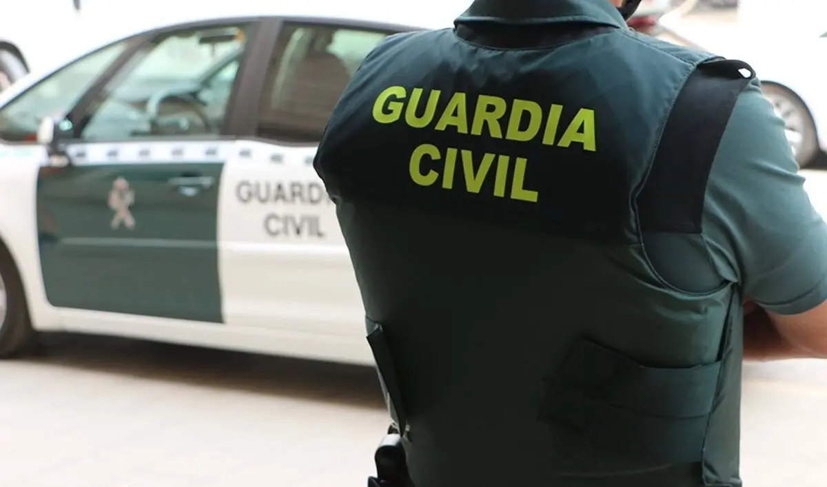 Un agente de la Guardia Civil, de espaldas, junto a un veh&iacute;culo oficial.
GUARDIA CIVIL
(Foto de ARCHIVO)
01/1/1970