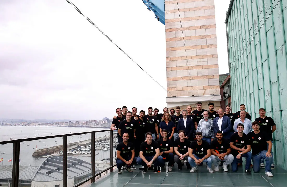 El consejero de Cultura, Turismo y Deporte, Luis Mart&iacute;nez Abad, recibe al Bathco Balonmano Torrelavega. 
25 agos 25