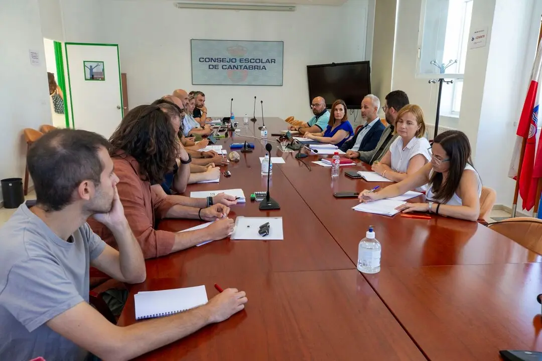12:00 horas. CEIP Sim&oacute;n Cabarga, Santander
El consejero de Educaci&oacute;n, Formaci&oacute;n Profesional y Universidades, Sergio Silva, acude a la mesa de negociaci&oacute;n con la Junta de Personal Docente. 9 JULIO 25 &copy; Miguel De la Parra