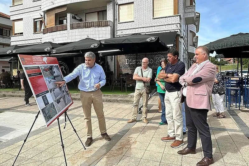 El consejero de Fomento, Vivienda, Ordenaci&oacute;n del Territorio y Medio Ambiente, Roberto Media, inaugura aparcamiento en Ajo.