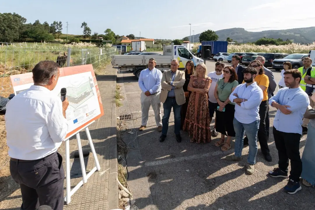 El consejero de Fomento, Vivienda, Ordenaci&oacute;n del Territorio y Medio Ambiente, Roberto Media, acude al acto de colocaci&oacute;n de la primera piedra del punto limpio de Castro. &copy;Patricia Pereda