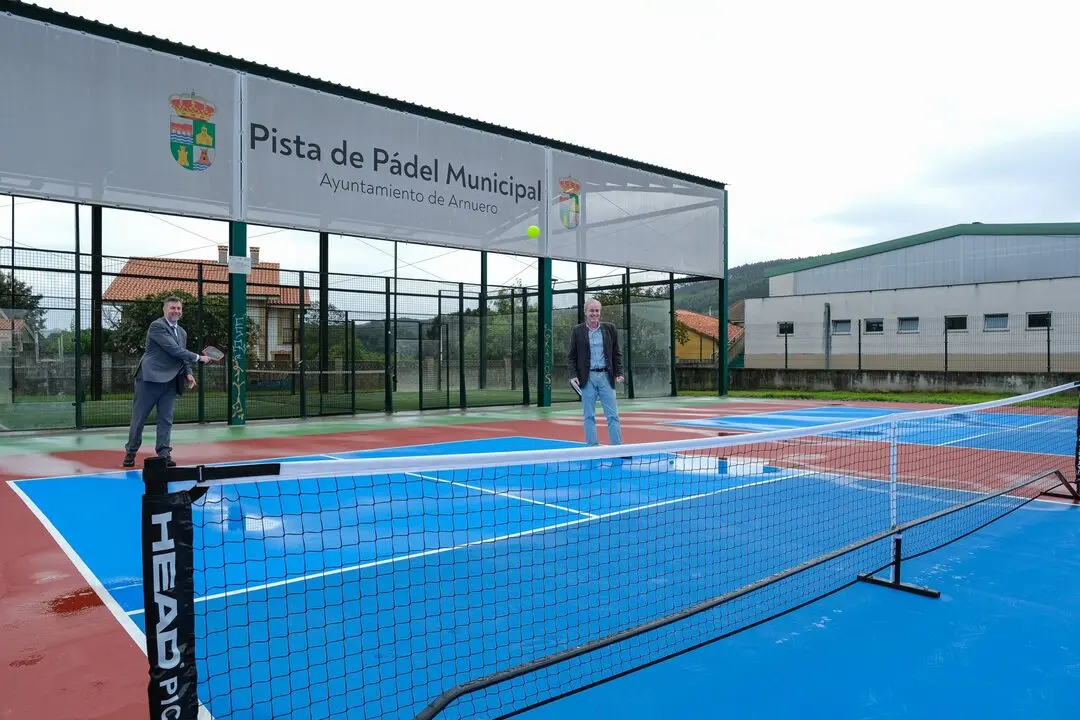 11:30 horas. Ayuntamiento de Arnuero. El consejero de Cultura, Turismo y Deporte, Luis Mart&iacute;nez Abad, visita la pista de Pickleball. 12 de septiembre de 2025 &copy; Ra&uacute;l Lucio